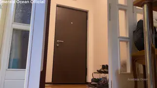 Cheating Wife Gives Delivery Guy a Public Facial