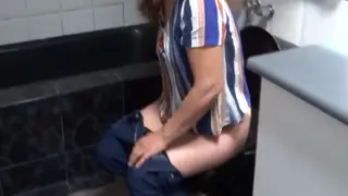 Blonde Latina Stepmom Pees Outdoors While Friends Watch