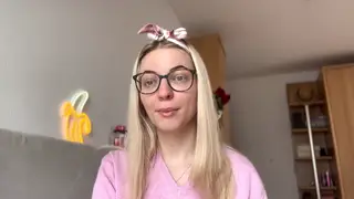 Teen Shows Off Her Solo Pleasure Skills