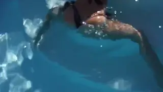 Blonde Amateur Twerks Underwater in Close-Up