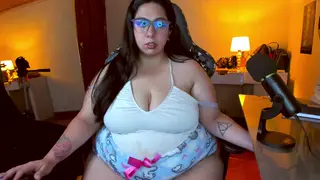 Latina BBW Flaunts Curves on Webcam Show