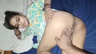 Curvy Indian Teen Wife Flaunts Voluptuous Body in Desi Clip