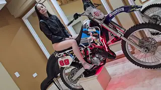 Curvy Latina Cheats on Husband in Heels