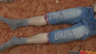 Teen Twink Jerks Off While Teasing His Feet