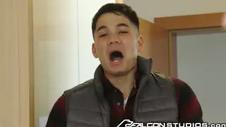 Muscular Hunk Enjoys Blowjob and Fisting in Hotel