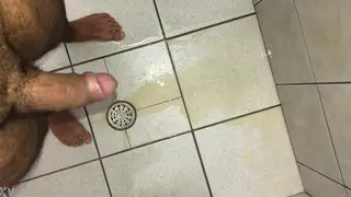 Solo Guy Releases a Golden Stream in Homemade Clip